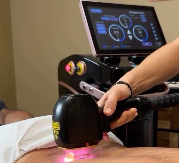 Séance d'épilation laser nouvelle génération avec écran de réglages — institut Secrets de Beauté Marie-Fleur, Rochefort-du-Gard
