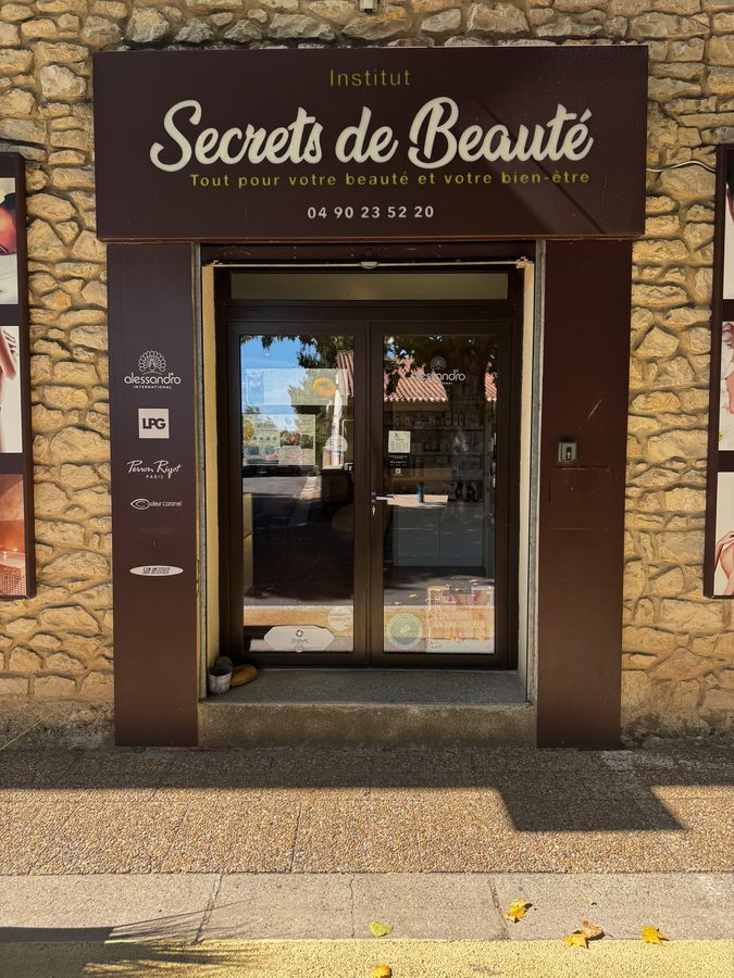 Devanture de l'institut Secrets de Beauté Marie-Fleur, Rochefort-du-Gard