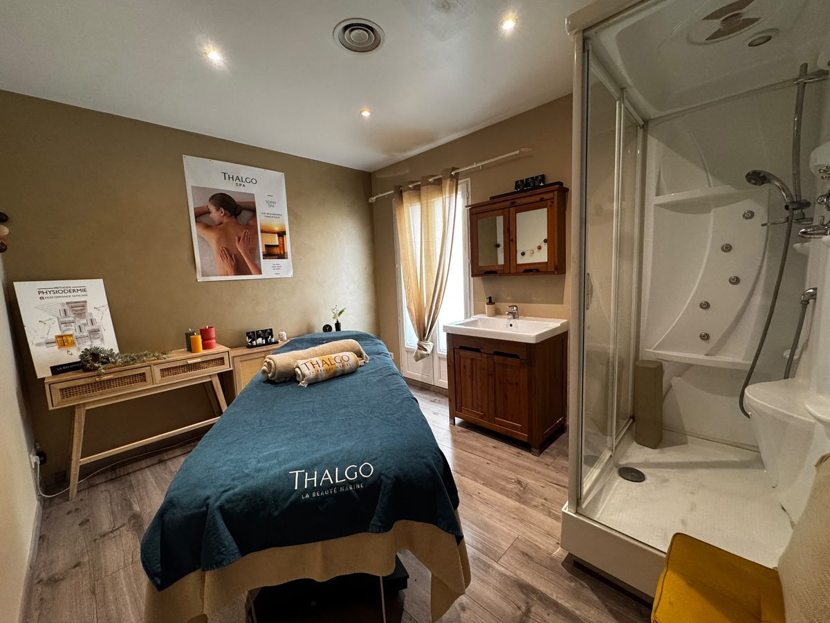 Cabine de soin et maquillage de l'institut Secrets de Beauté Marie-Fleur, Rochefort-du-Gard