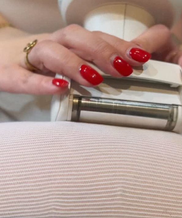 Séance d'endermologie LPG sur la cuisse avec la tête de traitement motorisée — institut Secrets de Beauté Marie-Fleur, Rochefort-du-Gard