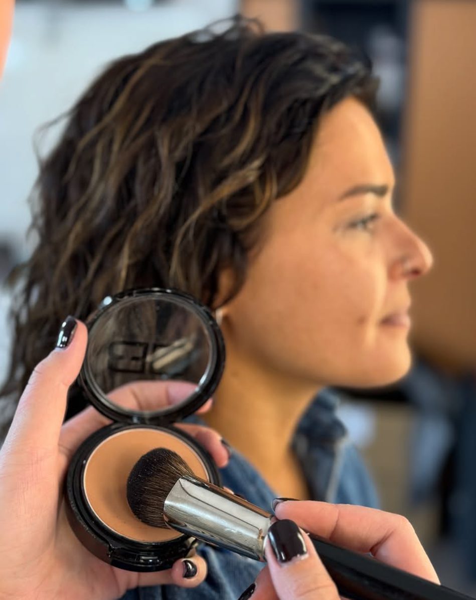 Application d'un maquillage lumineux par une esthéticienne — institut Secrets de Beauté Marie-Fleur, Rochefort-du-Gard