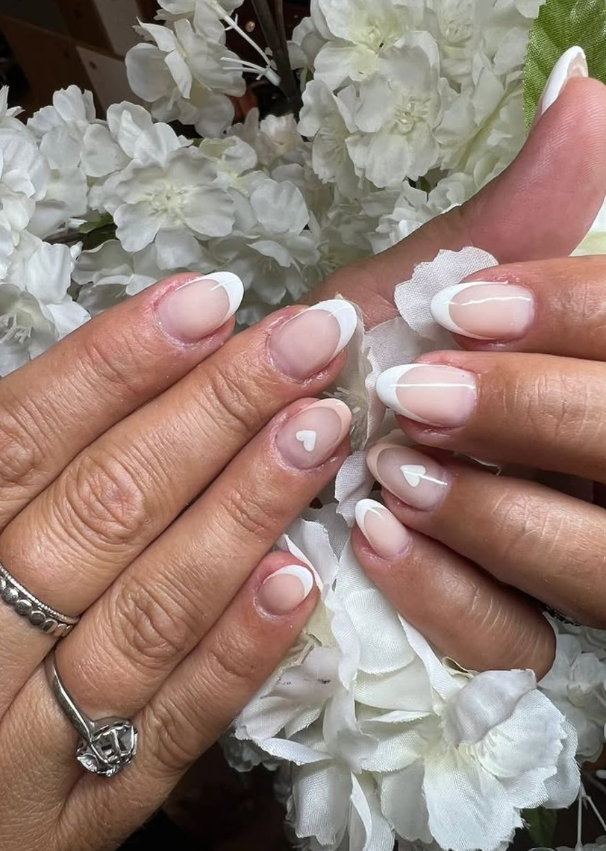 French manucure sur ongles amande avec petits cœurs — onglerie à l'institut Marie-Fleur, Rochefort-du-Gard