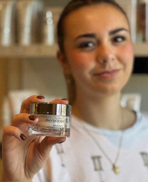 Émulsion Hydro-Contrôle de la méthode Physiodermie présentée par une esthéticienne — institut Secrets de Beauté Marie-Fleur, Rochefort-du-Gard