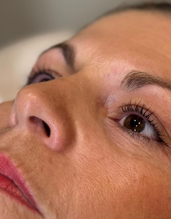 Regard et sourcils sublimés lors d'un soin du visage — institut Marie-Fleur, Rochefort-du-Gard